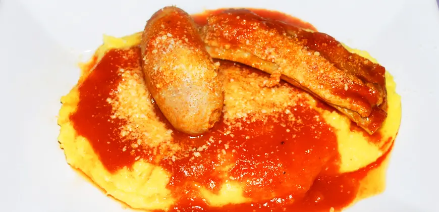 Polenta con sugo di pomodoro e salsiccia